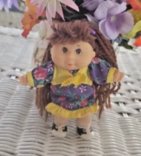 CABBAGE PATCH DOLL CPK - 1995 - BROWN HAIR - BROWN EYES - PURPLE FLOWERED DRESS