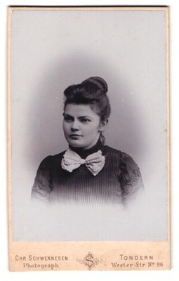 Fotografie Chr. Schwennesen, Tondern, Wester-Str. 96, Porträt einer jungen Frau 