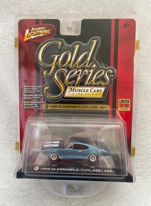 Johnny Lightning 1976 Olds Cutlass & 1972 Buick Riviera, Coppia 1/64 Serie Super Seventies - Edizione Limitata