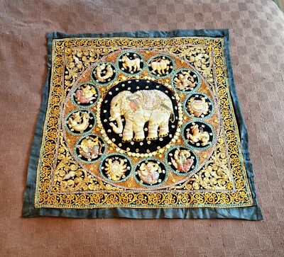 Ein Vintage burmesischer Kalaga, bestickt & Pailletten Elefant Wandteppich Überwurf & Sternzeichen.