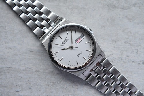 Februar 1990 Seiko Quartz SQ100 weißes Zifferblatt Stahlarmband Herrenuhr Tag Datum - Bild 4 von 20
