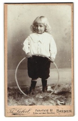 Fotografie Th. Liebert, Bremen, Fehrfeld 61, Modisch gekleideter Junge mit Reif 