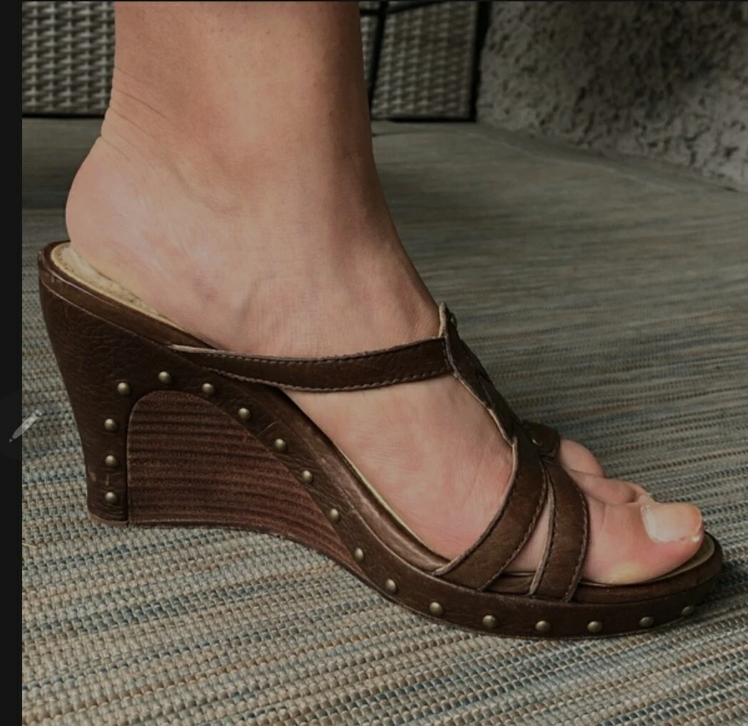 Sandali slip on UGG taglia 8 5 donna marroni in pelle borchie legno zeppa plateau