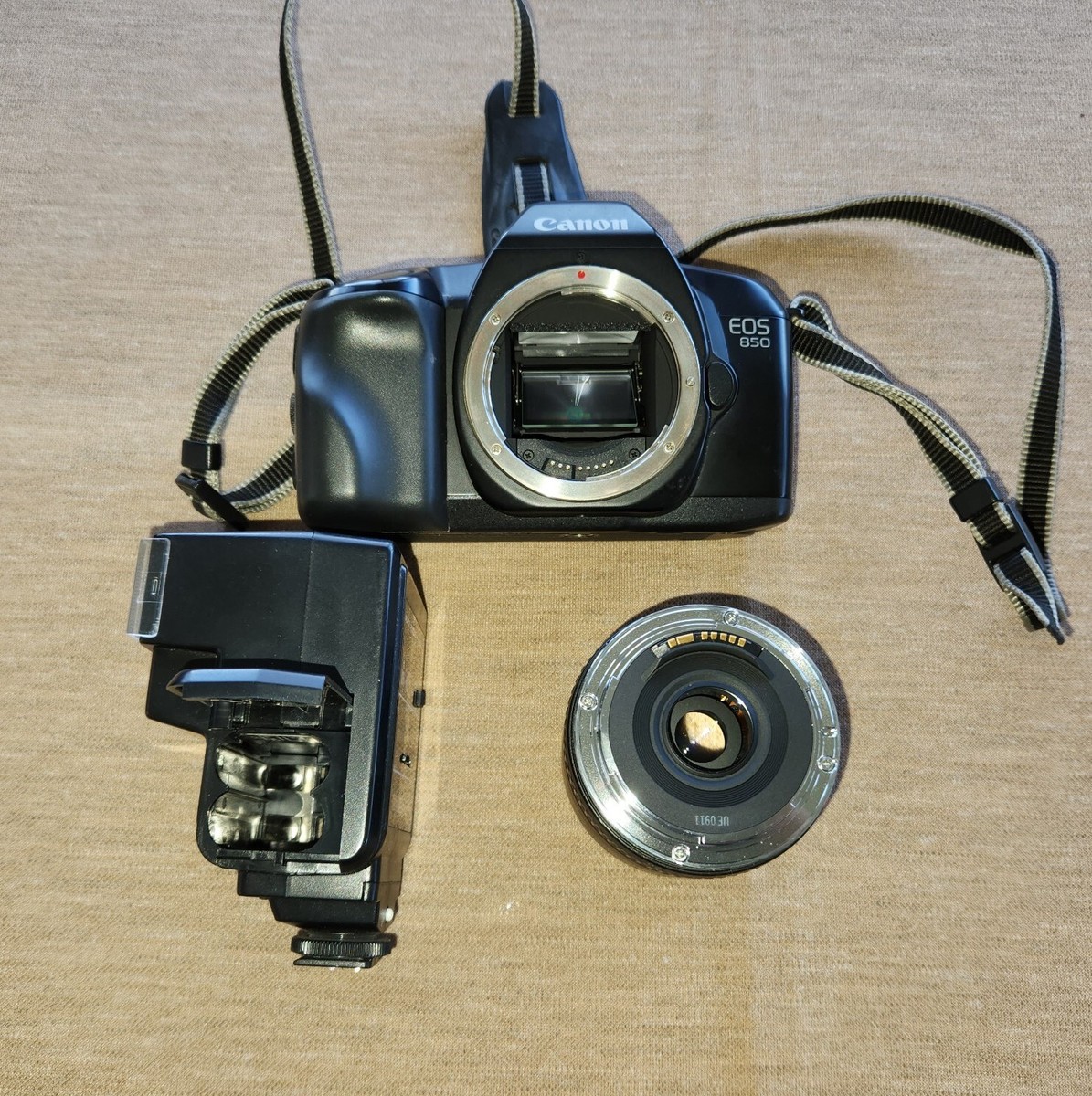 Canon Zoom Lens EF 35-70mm & EOS 850 Camera & Flash & bag Untested