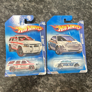 Hot Wheels HW City Works 1:64 Diecast Lot '07 Chevy Tahoe & Ford Fusion Police