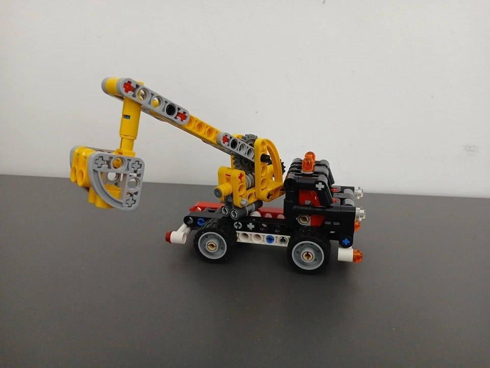 LEGO Technic 42031 Cherry Picker, photo 3 of 4