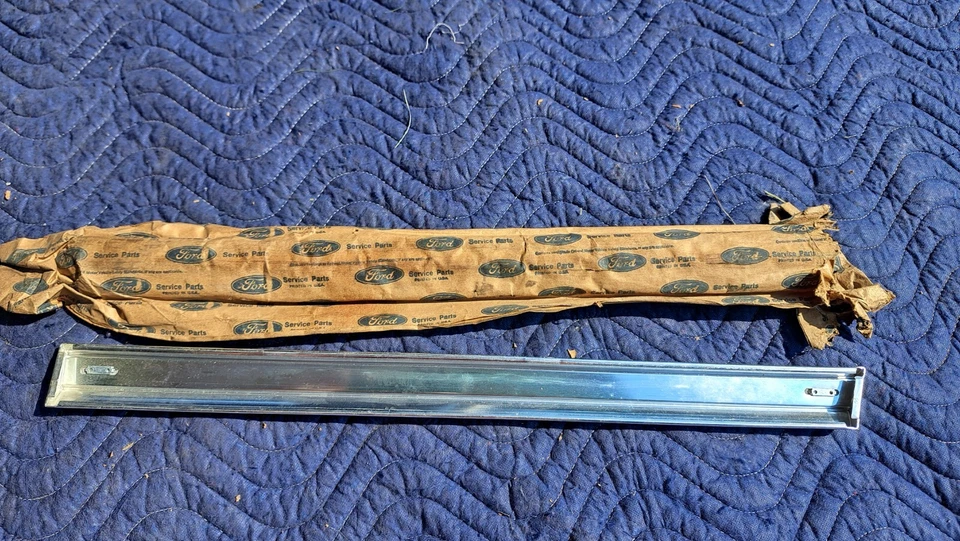 Nuevo de Lote Antiguo 1975-1979 Lincoln Town Car Ford LTD Puerta Trasera Cuarto Moldura 1976 1977 Foto 3 de 4