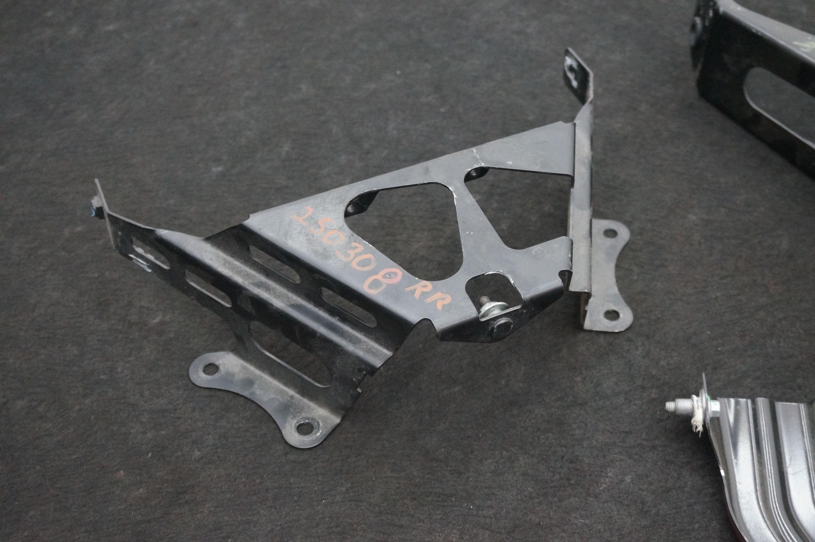 Set Of Radiator Intercooler Support Mount Brackets 11L0374CP McLaren 650S 2015