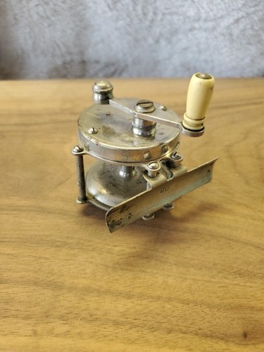 Vintage Fly Fishing Reel 80 YDS Raised Pillar - Picture 2 of 11