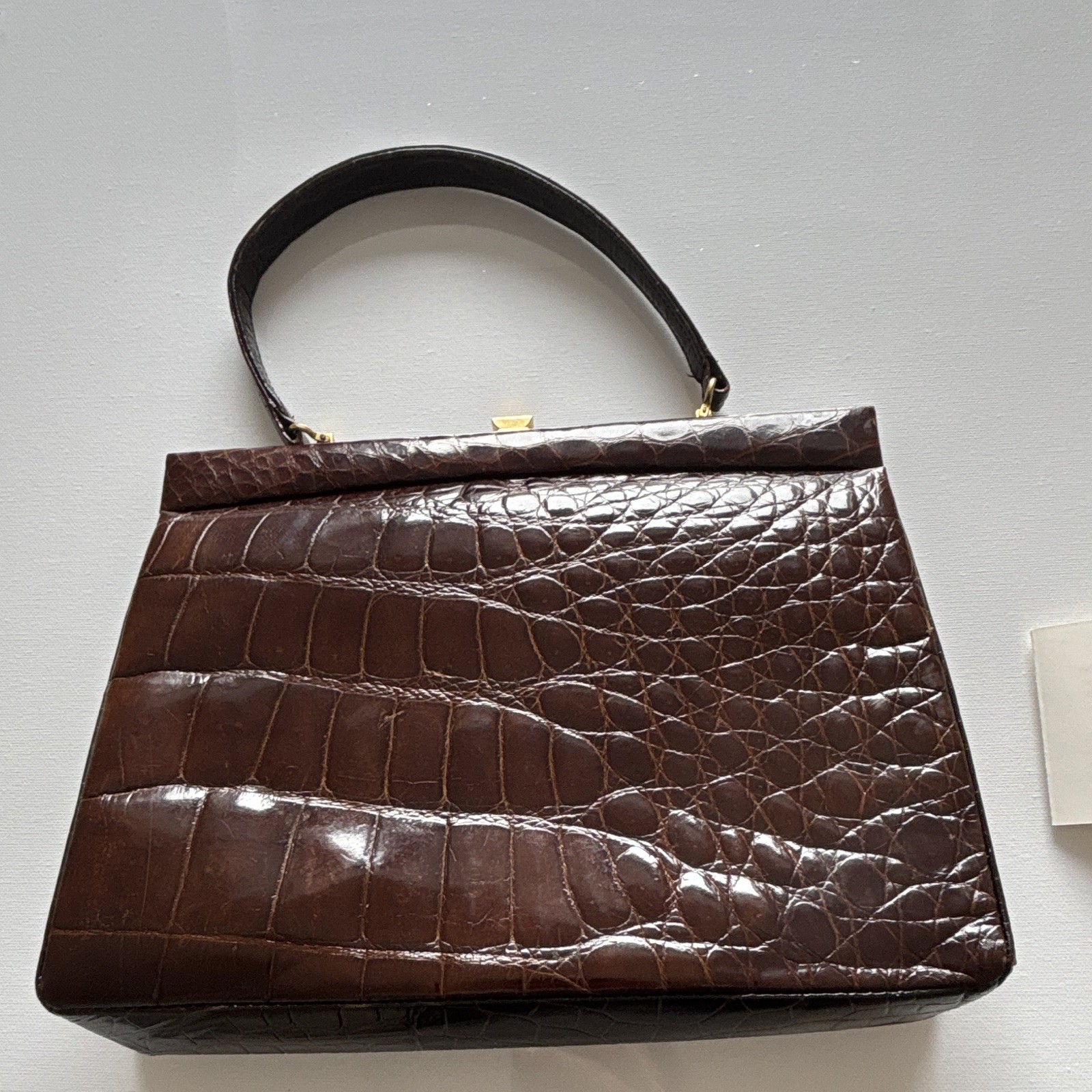 Damen Handtasche klein braun Krokodilprägung rechteckig Tragehenkel Klappe 2