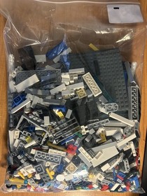 LEGO CITY: Police Station (60141) - Complete with Manual and Minifigures
