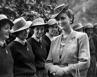The Duchess of Kent young women of YWCA Youth Hostel 1941 Slough U- Old Photo
