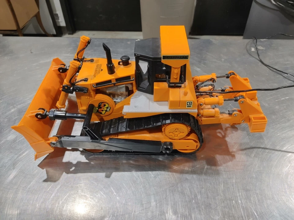 Good Condition New Bright The Cat D9L Remote Control Bulldozer Tested Working - Image 2 of 4