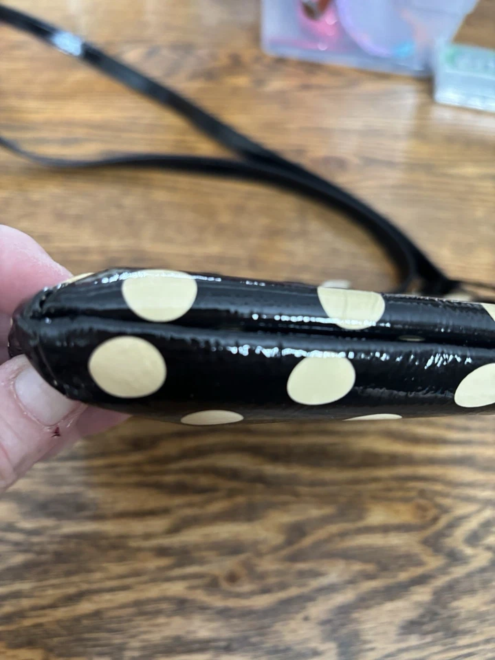 Kate Spade Carlisle 小号斜挎包黑色和奶油色圆点专利钱包 — 第 4/4 张图片