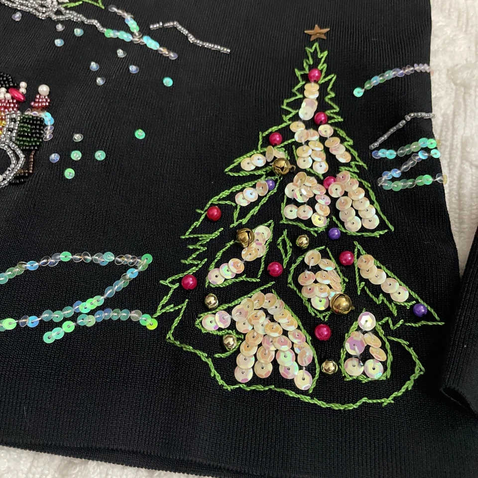 Top navideño Lisa International adornado con lentejuelas negras, pequeño para mujer, de colección Foto 3 de 4