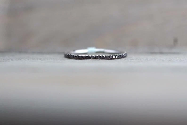 Alianza de boda de diamantes negros simulados de corte redondo de 1,20 quilates enchapada en oro blanco de 14 quilates Foto 4 de 4