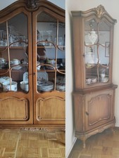 Edles Chippendale-Ensemble, Nussbaum-Vitrine und beleuchteter Eckschrank