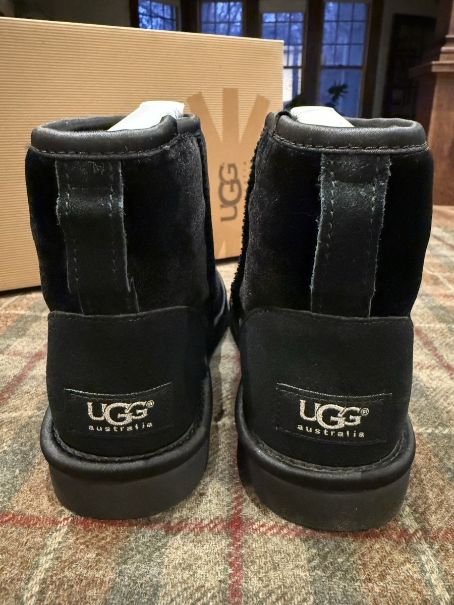 NEW** UGG Classic Mini Women's Boots Size 5 Black Velvet 1003633