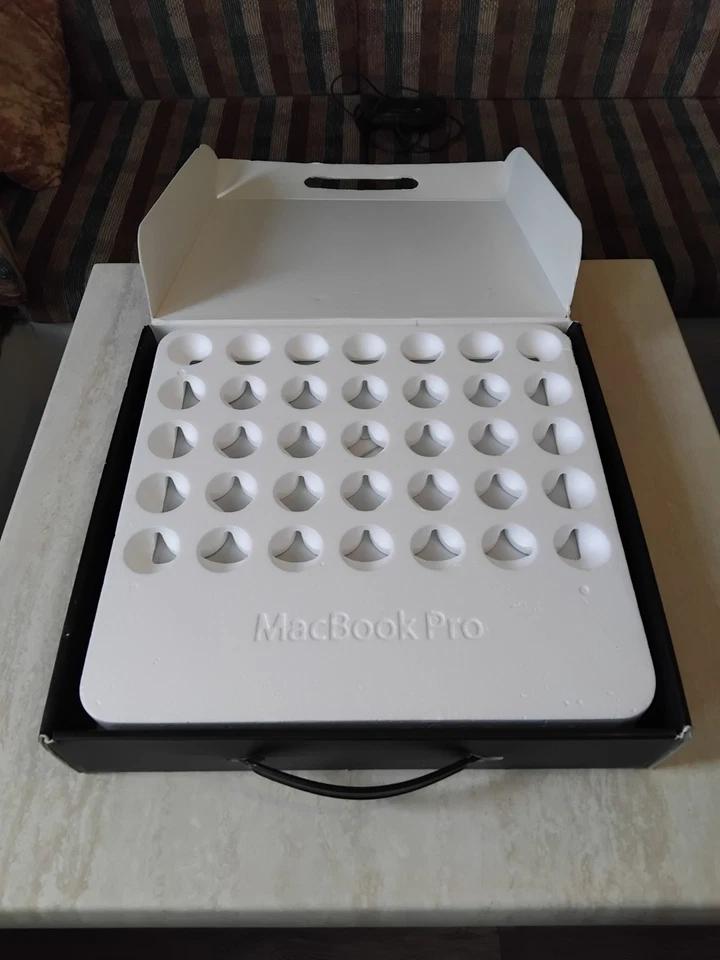 Apple 15-Inch MacBook Pro A1226 (2007), Core 2 Duo 2.2Ghz, 4GB RAM, Boxed - Image 2 of 4