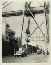1975 Press Photo Containerships unloading at Howland Hook docks - sia09344