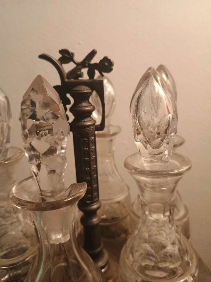 Conjunto antigo de 6 garrafas gravadas Victorian Wilcox Silver Cruet #3537 da década de 1880. - Imagem 3 de 4