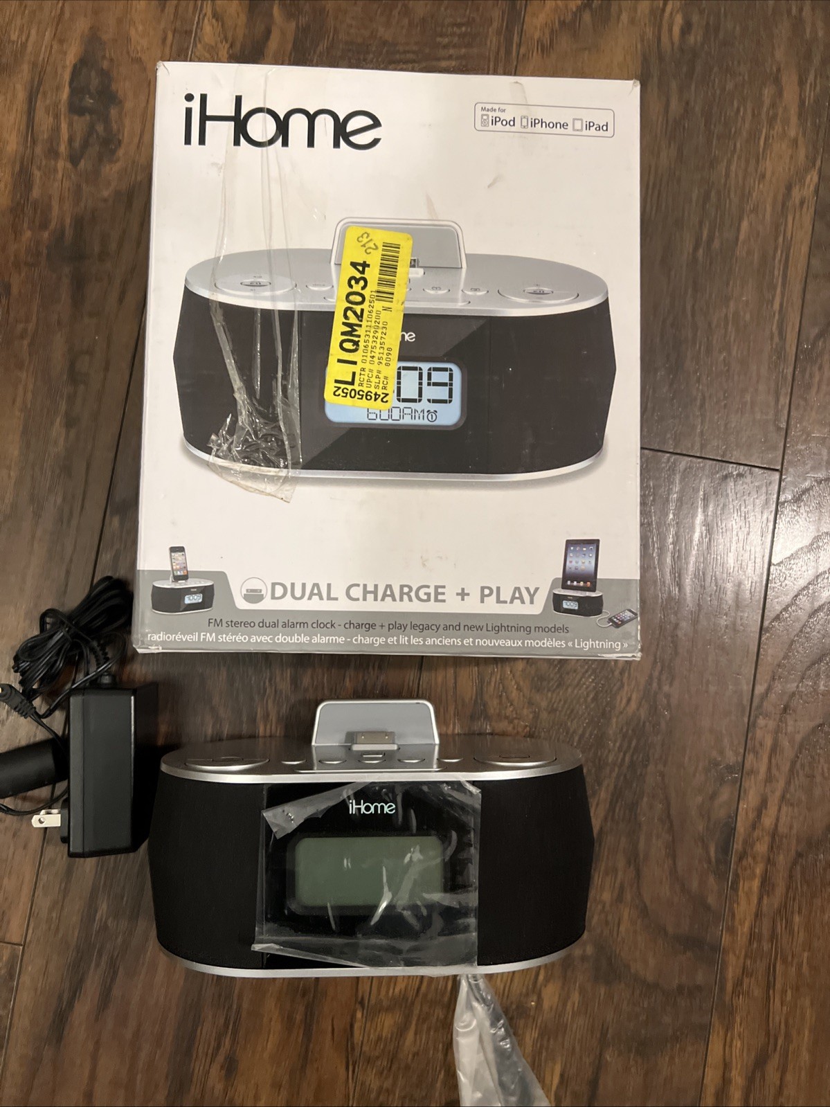 iHome iD38 Charging Alarm Clock Radio Stereo FM Black Silver T-1119 w/adapter