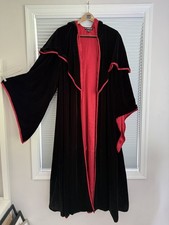 VTG. PYRAMID COLLECTION BLACK  RED CAPE W/ SLEEVES AND HOOD VELVET ADULT 1 SIZE