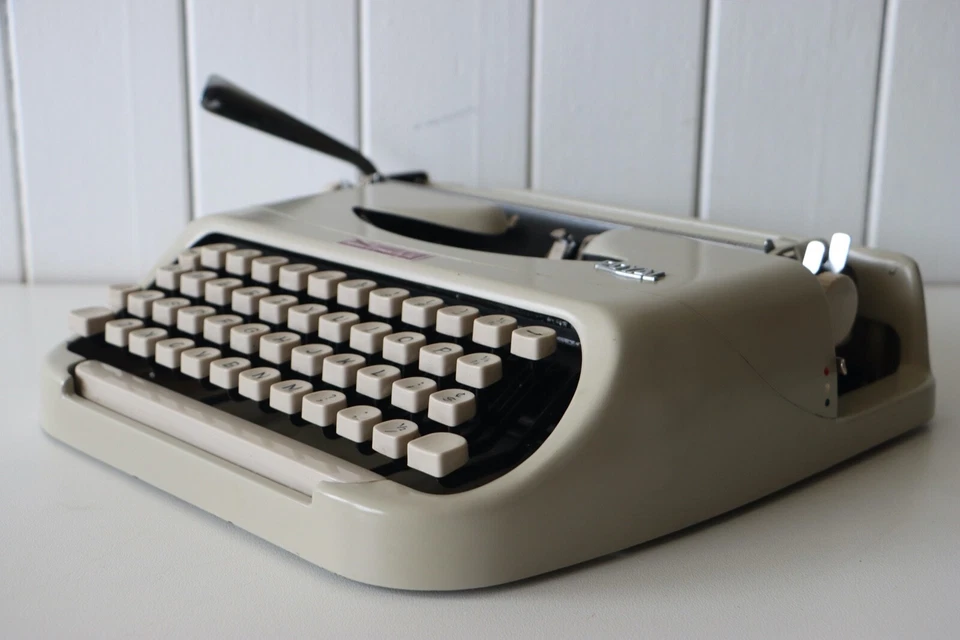 ROYAL Portable Typewriter - ROAYLITE 110 - Excellent Working Condition - Image 2 of 4