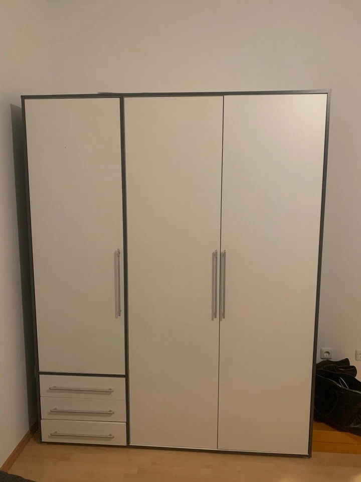 weißer kleiderschrank gebraucht, eine schwarze Couch, ein weisser Couchtisch