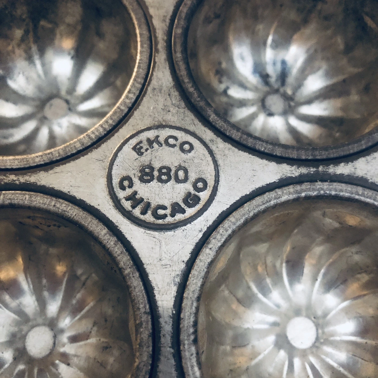 Vtg EKCO Chicago No.880 Fluted Starburst Cup Baking Pan Bundt Muffin Tins USA
Opens in a new window