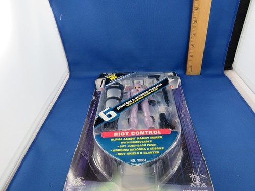 ROBOCOP ALPHA COMMANDO RIOT CONTROL AGENT NANCY MINER ACTION FIGURE - Picture 3 of 7