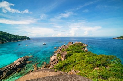 Wandbild: Schöne Küste mit Welle, die an Sandy Shore auf den Similan [...]
