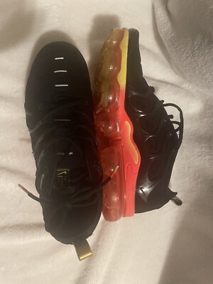 air vapormax plus black crimson yellow