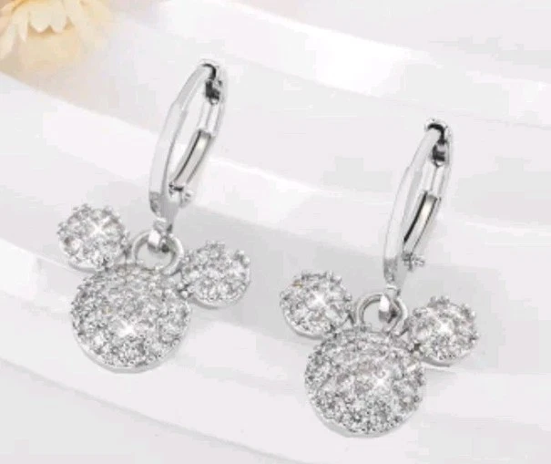Elegantes Pendientes Mickey Mouse Circonita Cúbica. Aros plateados, pequeños con cierre de palanca. Foto 2 de 4