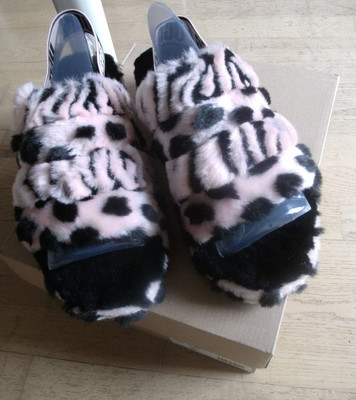 UGG Damen Hausschuhe W Fluff YEAH Gr 41 UK 8 Animalia Lammfell Animal Print Rosa