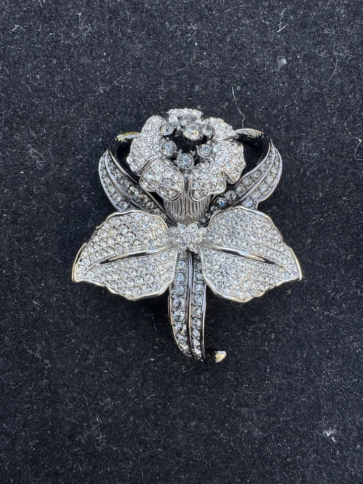Broche Nolan Miller Flor Orquídea Prendedor Pavé Cristal Estrás Tono Plata Foto 3 de 4