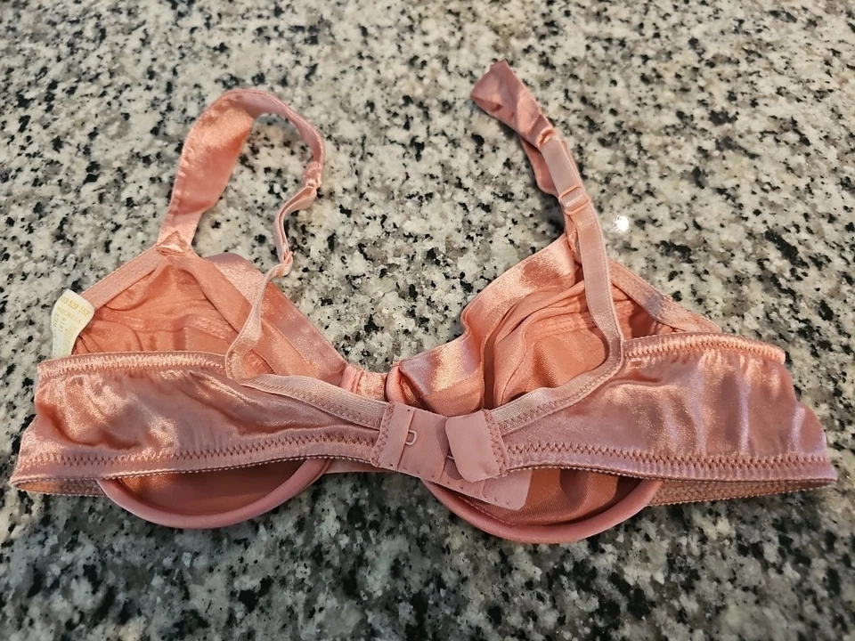 Sujetador vintage Victoria’s Secret 36b etiqueta dorada sin forro con aros satinado HECHO EN EE. UU. Foto 3 de 4