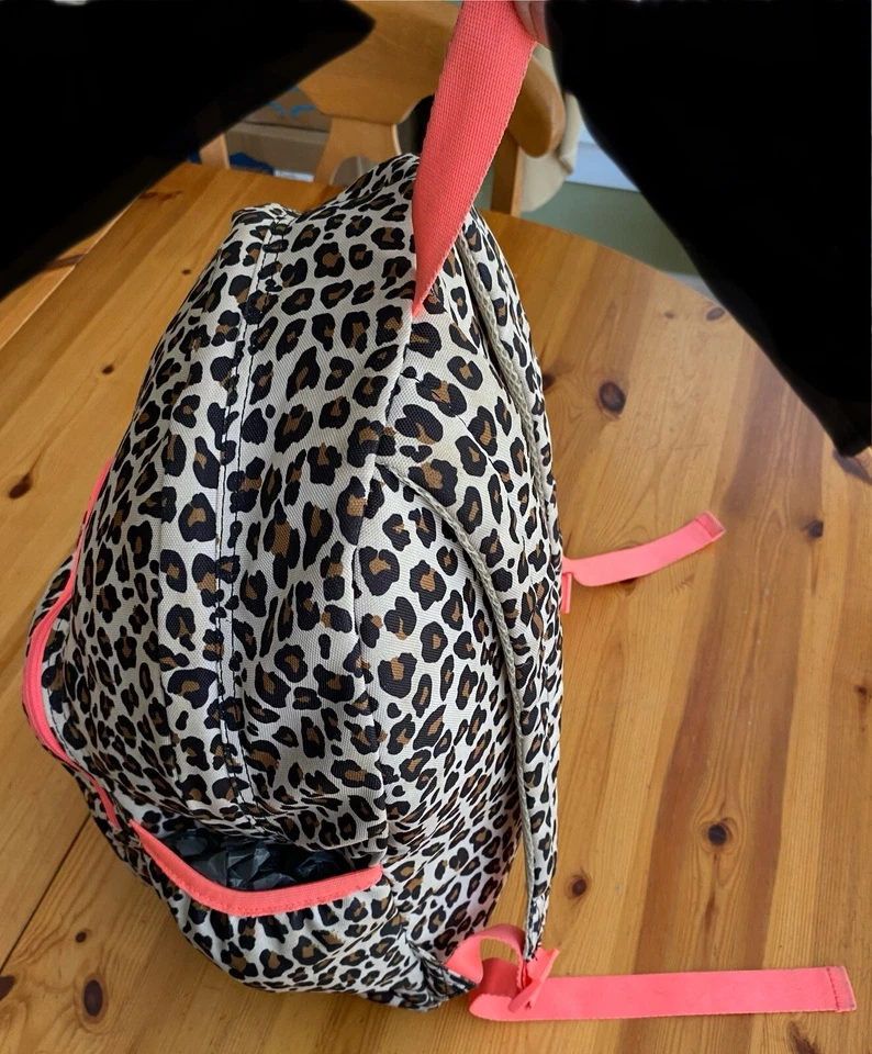 MOCHILA GAP SCHOOL Estampado Animal Leopardo Con Acentos Rosa En muy buen estado Foto 3 de 4