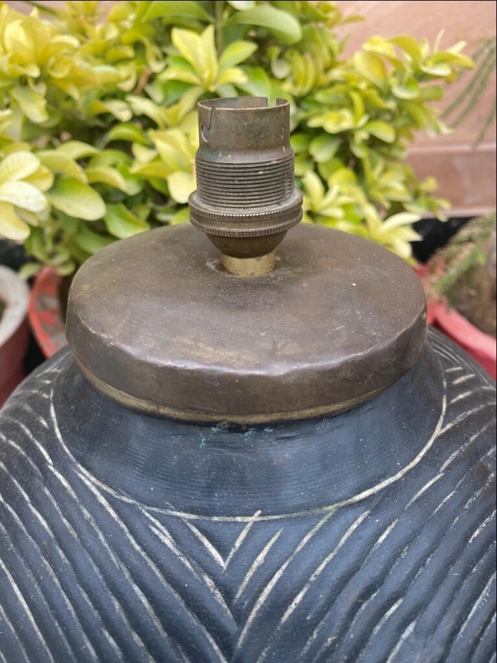 Antigua base de lámpara de hierro con acabado de latón Foto 3 de 4