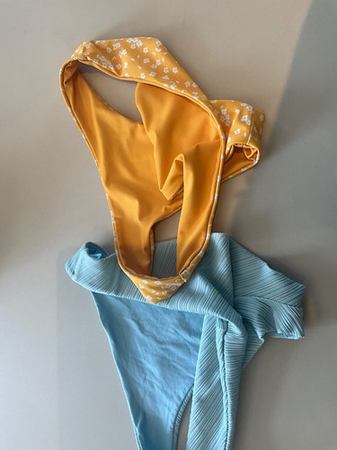 Bundle Of Bikini pieces, Hurley, Lululemon, Rip Curl. Bottoms & tops - Picture 13 of 17