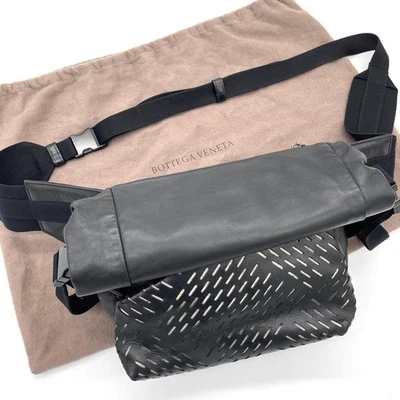 Sac à bandoulière homme Bottega Veneta en cuir noir matelassé perforé authent... - Photo 1/4