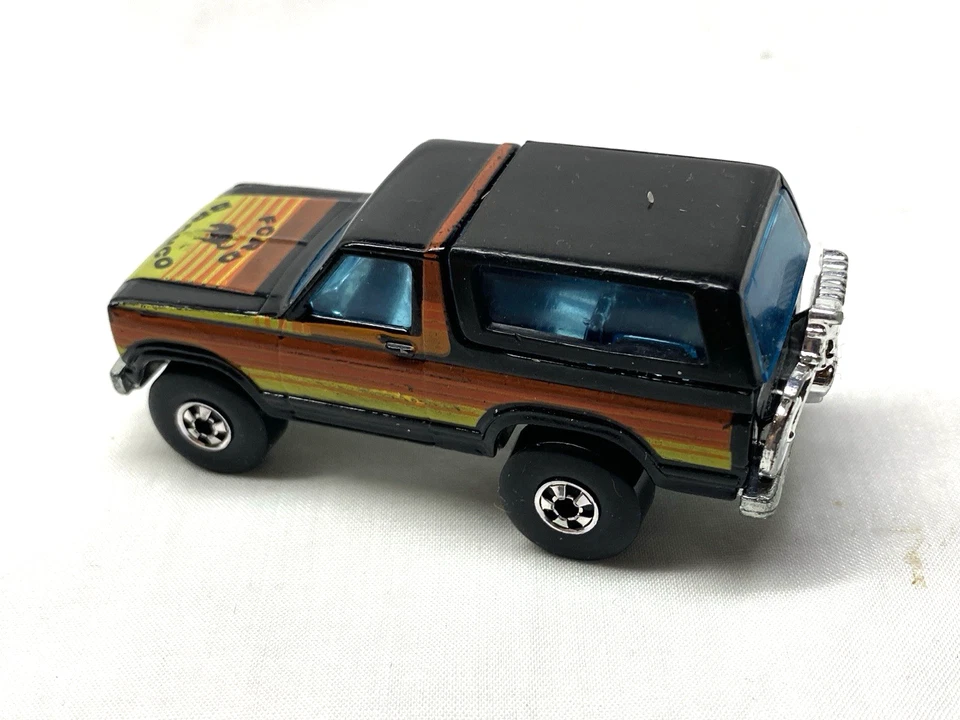 Ford Bronco 1980 Blackwall Real Riders personalizado Hot Wheels negro 4x4 bonito Foto 2 de 4