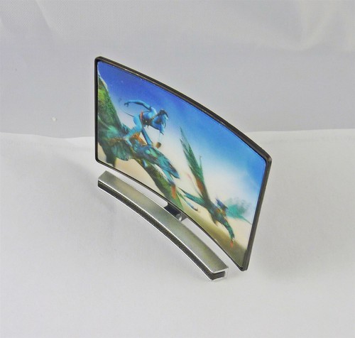 Dollhouse Miniature 1:12 Maßstab gebogener Bildschirm 3D TV mit Fantasy-Szene, G7526 - Bild 2 von 2