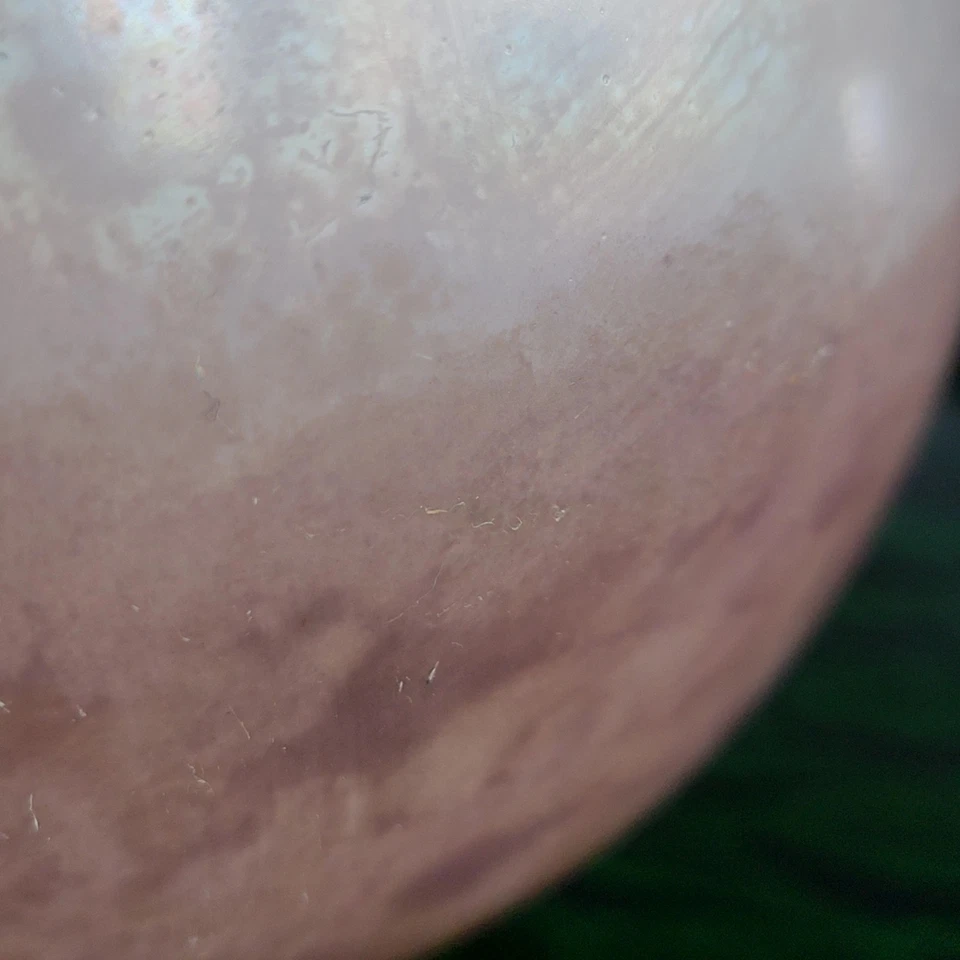 Jarrón Anthropologie Orb 4,5" redondo malva iridiscente soplado a mano Foto 2 de 4