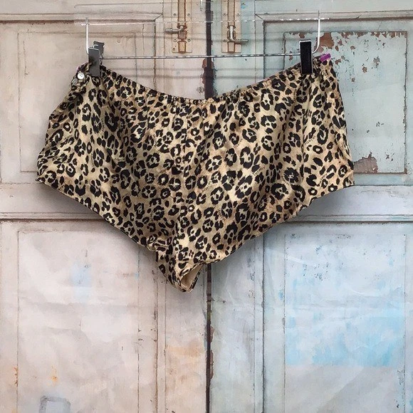 Lencería corta Lejaby Maison con estampado de leopardo grande rosa bronceado/púrpura marrón negro Foto 3 de 4