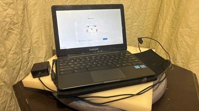 Samsung 500C XE500C13-K04US Chromebook with Travel Case and Charger