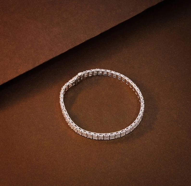 Brazalete de diamantes creado en laboratorio corte esmeralda 9,00 TCW enchapado en oro blanco de 14 k Foto 2 de 4