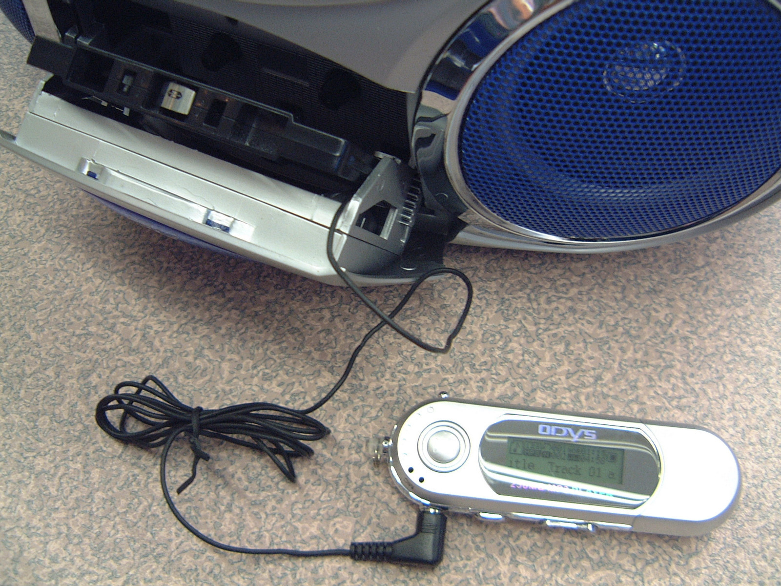 Adapterkassette um CD-Player oder MP3 Stick an ein Kassettenlaufwerk anzuschlies