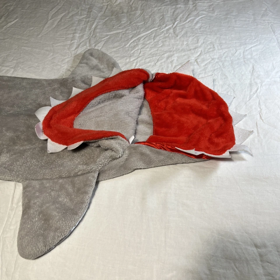 Snuggie Tails 超柔软天鹅绒毯 灰色 鲨鱼 带尾巴 — 第 4/4 张图片