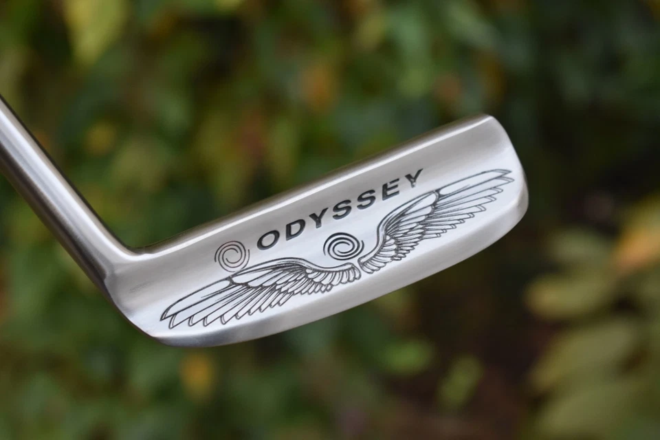 Паттер CUSTOM Odyssey Dual Force 882 / Napa 8802 под правую руку с гравировкой Eagle Wings 35 дюймов - Изображение 4 из 4